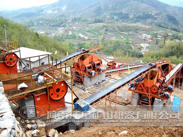 金礦石破碎現(xiàn)場(chǎng) 金礦石破碎現(xiàn)場(chǎng)