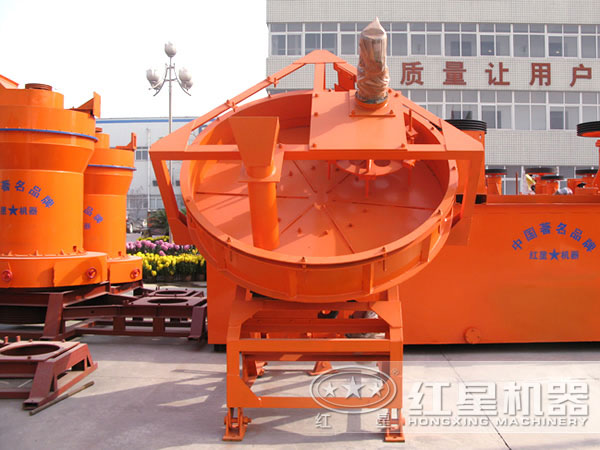 擺放廠區(qū)的圓盤造粒機設(shè)備 擺放廠區(qū)的圓盤造粒機設(shè)備