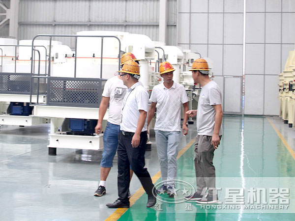 來(lái)廠參觀制砂機(jī)的客戶