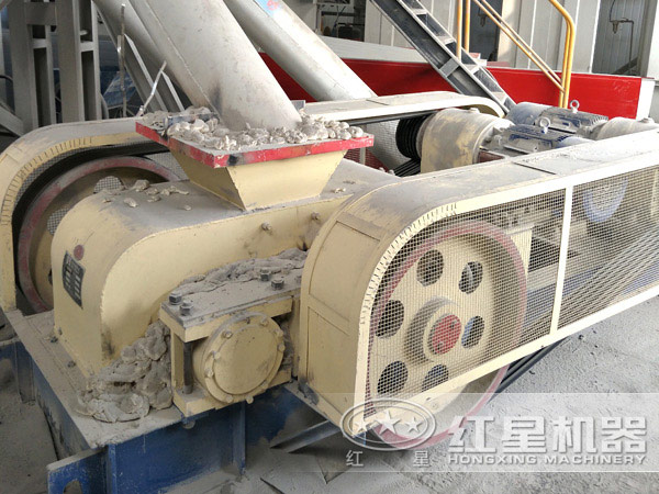 對(duì)輥式破碎機(jī)作業(yè)現(xiàn)場 對(duì)輥式破碎機(jī)作業(yè)現(xiàn)場