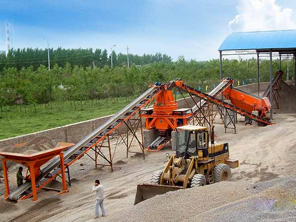 時產(chǎn)300噸機制砂機器生產(chǎn)現(xiàn)場