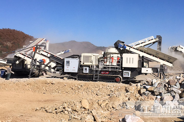 移動(dòng)石料制砂機(jī)作業(yè)現(xiàn)場(chǎng) 移動(dòng)石料制砂機(jī)作業(yè)現(xiàn)場(chǎng)