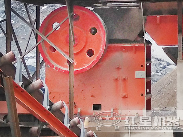 破碎生產(chǎn)線(xiàn)設(shè)備-顎式破碎機(jī)