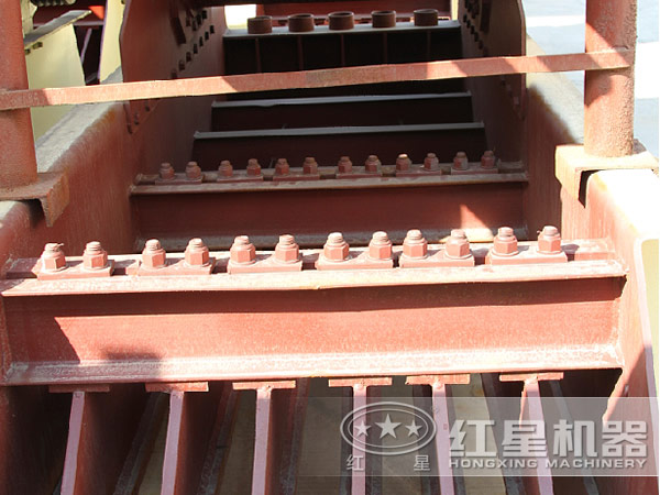 振動(dòng)給料機(jī)內(nèi)部 振動(dòng)給料機(jī)內(nèi)部