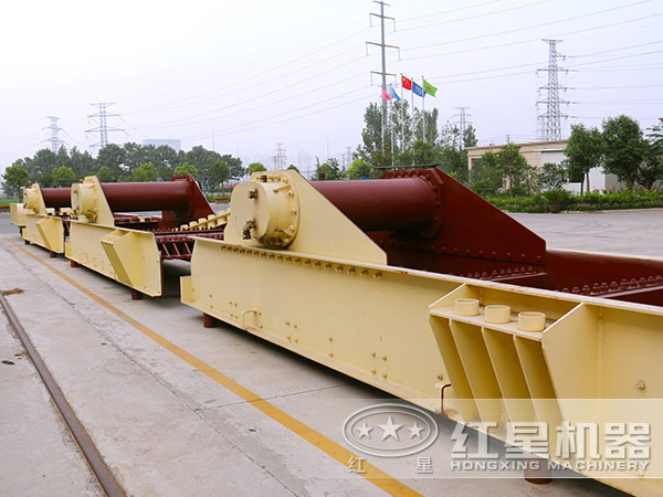 整齊擺放的規(guī)格型號(hào)不同的振動(dòng)給料機(jī) 整齊擺放的規(guī)格型號(hào)不同的振動(dòng)給料機(jī)