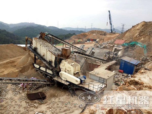 反擊破移動(dòng)嗑石機(jī)作業(yè)現(xiàn)場