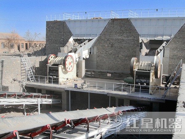 顎式破碎機作業(yè)現(xiàn)場 顎式破碎機作業(yè)現(xiàn)場