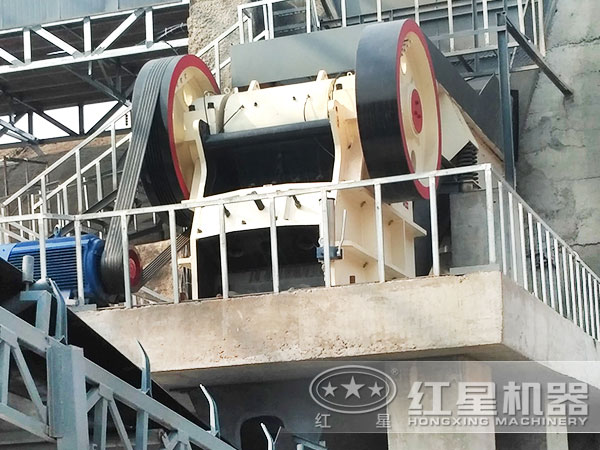 時(shí)產(chǎn)200噸顎式石子機(jī)生產(chǎn)現(xiàn)場