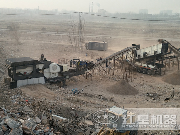 輪胎式車載碎石機械作業(yè)現(xiàn)場