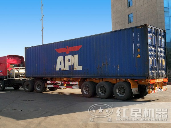 發(fā)往國外的集裝箱已裝車 發(fā)往國外的集裝箱已裝車