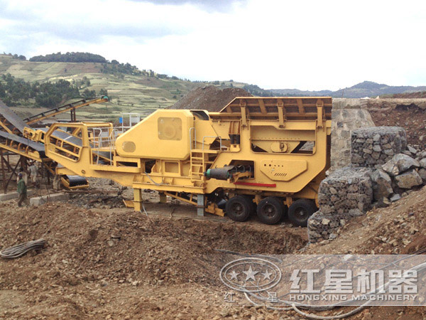 進(jìn)入到原料場地作業(yè)的車載流動破石機(jī) 進(jìn)入到原料場地作業(yè)的車載流動破石機(jī)