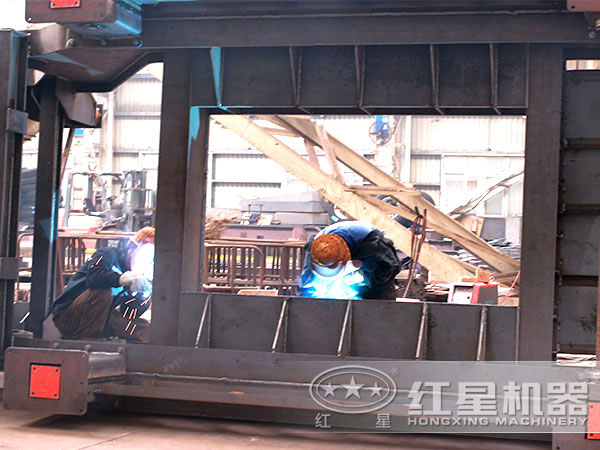 正在生產(chǎn)車載流動破石機(jī)的作業(yè)人員 正在生產(chǎn)車載流動破石機(jī)的作業(yè)人員