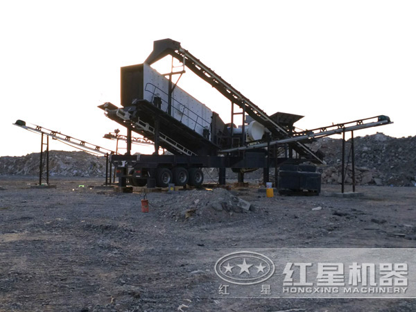 流動(dòng)式建筑垃圾粉碎機(jī)生產(chǎn)現(xiàn)場