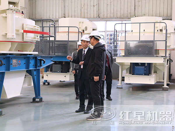 技術(shù)經(jīng)理為客戶介紹制砂機 技術(shù)經(jīng)理為客戶介紹制砂機