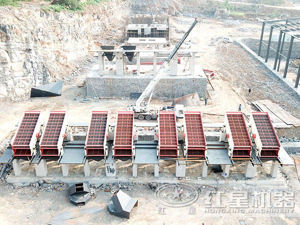 振動(dòng)篩安裝、調(diào)試現(xiàn)場(chǎng)