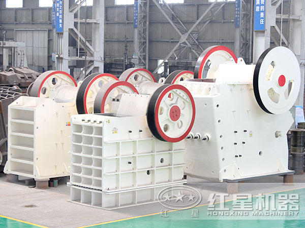 車間擺放的不同類型、型號的顎破