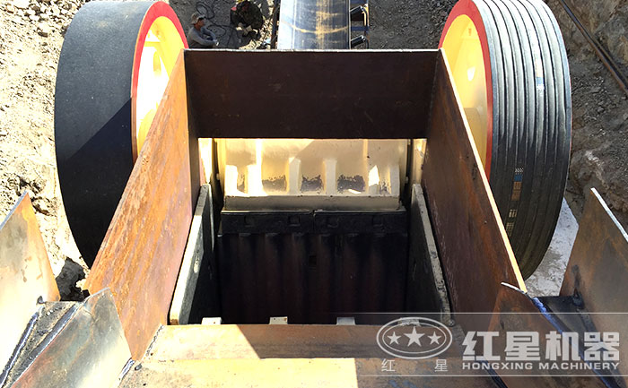 小型粉碎機(jī)進(jìn)料口特寫 小型粉碎機(jī)進(jìn)料口特寫