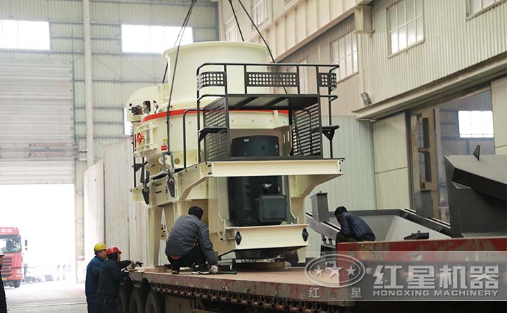 工人將制砂機裝車準備發(fā)貨 工人將制砂機裝車準備發(fā)貨