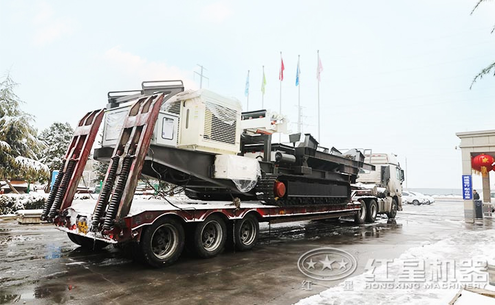 雪后又一臺(tái)移動(dòng)破碎車發(fā)貨了