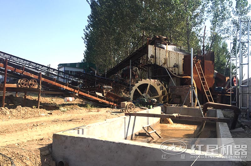 制砂、洗砂現(xiàn)場(chǎng)，污水沉淀，循環(huán)使用