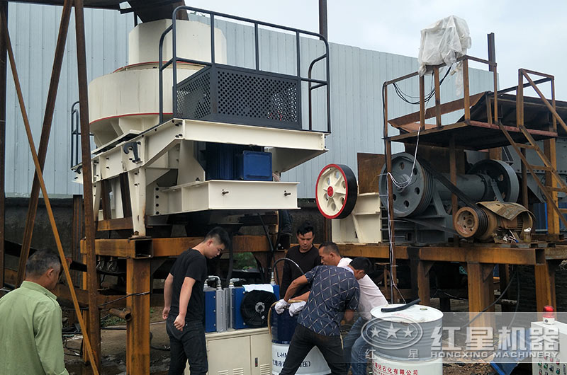 制砂設(shè)備安裝、調(diào)試現(xiàn)場(chǎng)