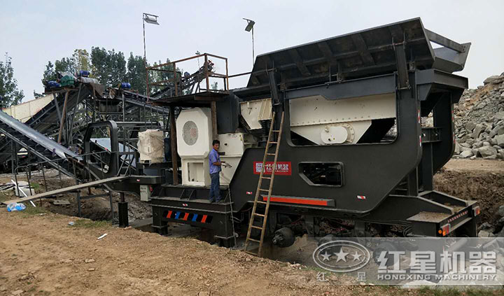 安裝就緒，即將投入生產(chǎn)的移動(dòng)碎石機(jī)