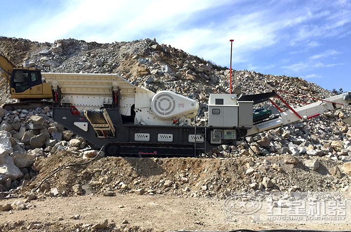 履帶式顎式破碎機(jī)作業(yè)現(xiàn)場(chǎng) 履帶式顎式破碎機(jī)作業(yè)現(xiàn)場(chǎng)