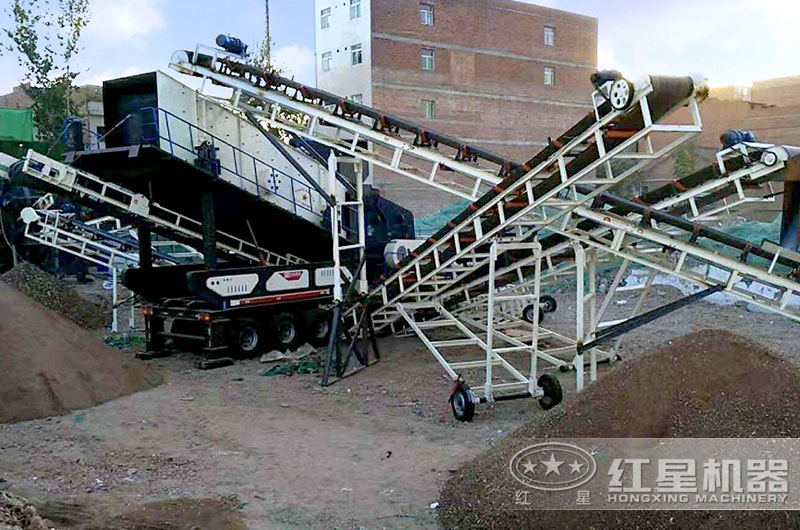 移動破碎機作業(yè)現(xiàn)場