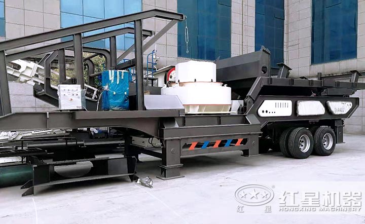 廠區(qū)擺放的車(chē)載移動(dòng)式制砂機(jī) 廠區(qū)擺放的車(chē)載移動(dòng)式制砂機(jī)