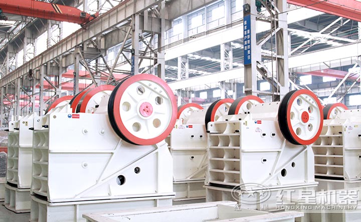 采用“V”型破碎腔，破碎比大