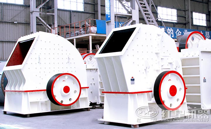 錘式破碎機內(nèi)有妣條，可直接將物料破碎到能排出的粒度