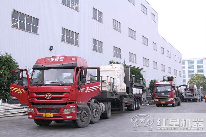 大型移動(dòng)軋石機(jī)發(fā)貨現(xiàn)場 大型移動(dòng)軋石機(jī)發(fā)貨現(xiàn)場