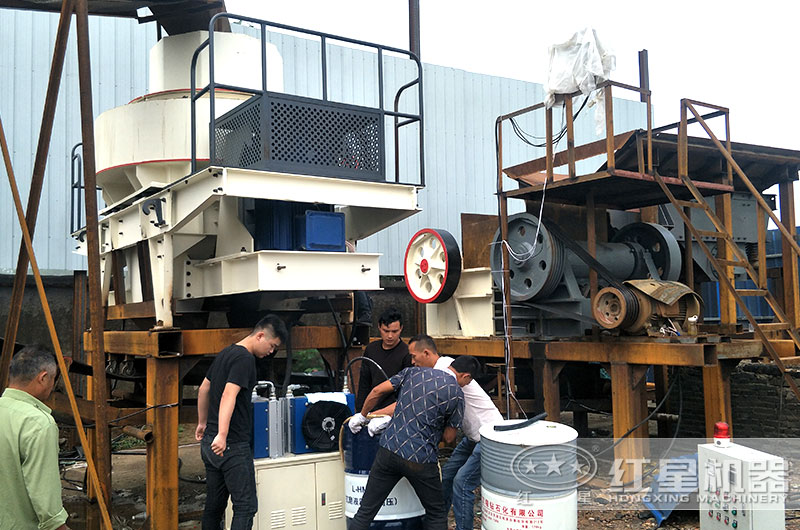 制砂現(xiàn)場(chǎng) 制砂現(xiàn)場(chǎng)