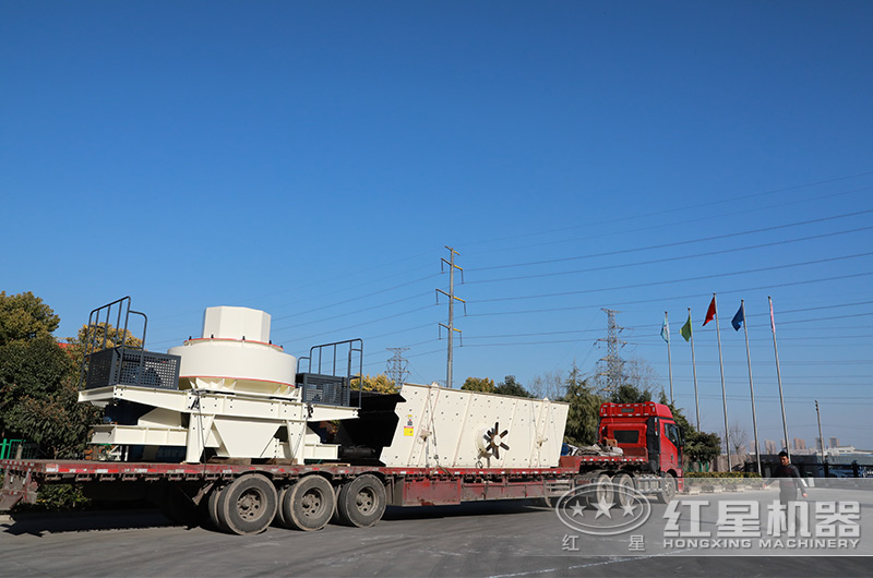 成套石灰石制砂生產(chǎn)線設(shè)備裝車發(fā)貨現(xiàn)場(chǎng)